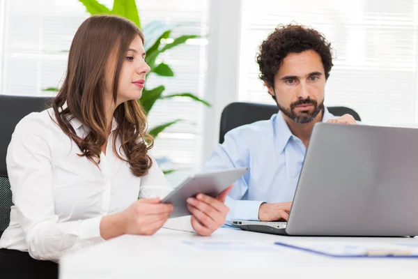 Uomini d'affari al lavoro in ufficio — Foto Stock