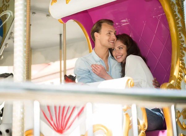 Pareja divirtiéndose en carrusel —  Fotos de Stock