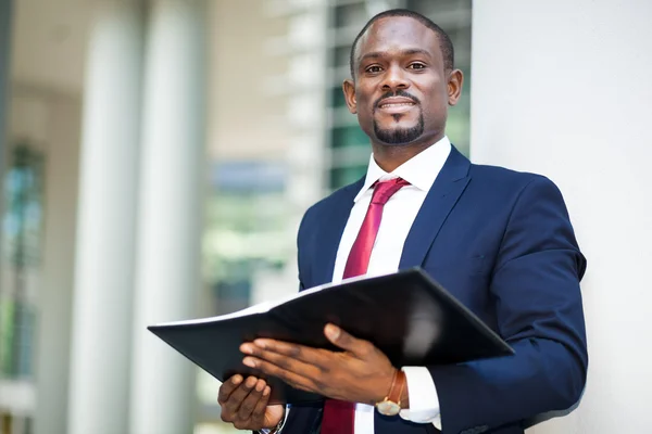 Hombre de negocios en el entorno empresarial — Foto de Stock