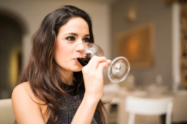 Nő bort iszik — Stock Fotó