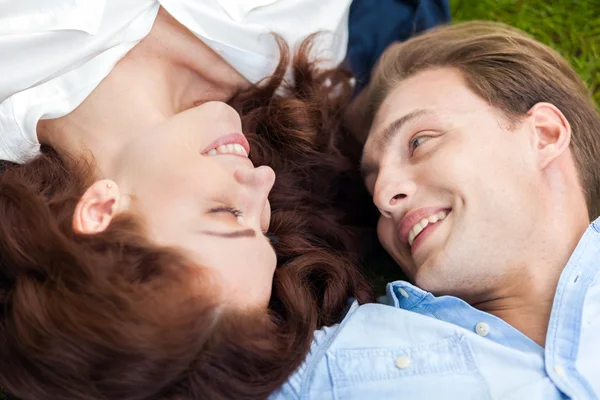 Casal relaxante na grama — Fotografia de Stock