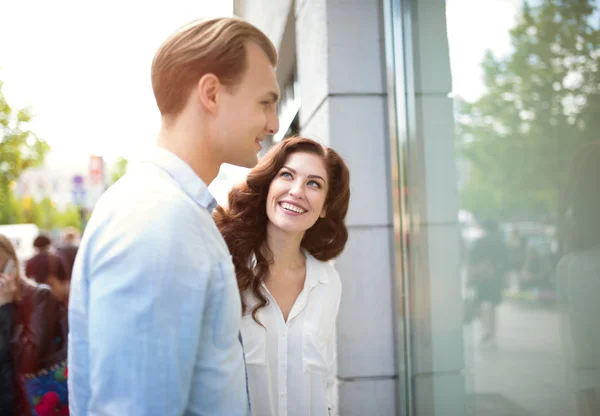 Junges Paar beim Einkaufen — Stockfoto