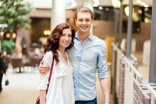 Happy couple shopping — Stock Photo, Image