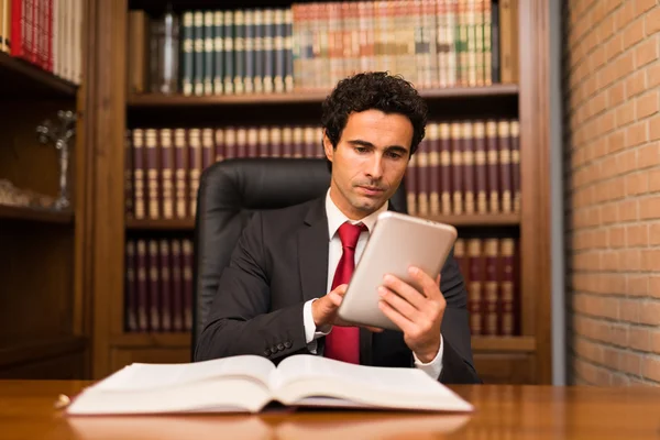 Zakenman met behulp van een tablet — Stockfoto