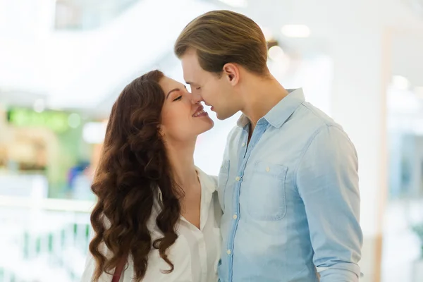 Jovem casal beijando — Fotografia de Stock