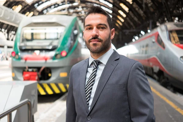 Geschäftsmann im Bahnhof — Stockfoto