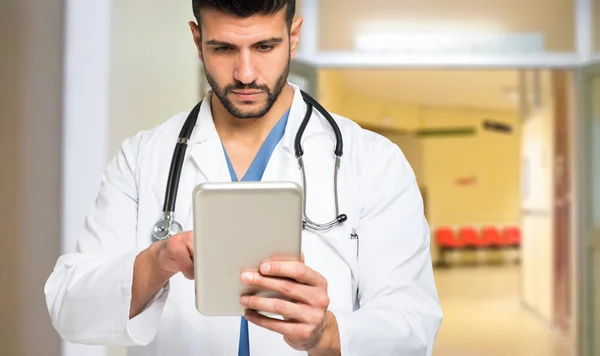 의사는 태블릿을 사용 하 여 — 스톡 사진