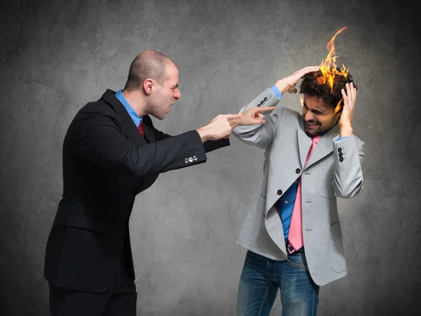 Geschäftsmann "feuert" einen anderen — Stockfoto