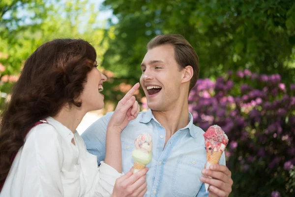 Couple eating an ice cream — Stock Photo, Image