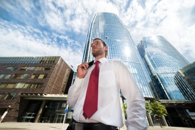Finansal bölgesinde yürüyüş iş adamı