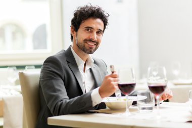 Adam restoranda öğle yemeği