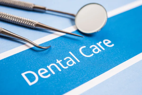 Dentale Werkzeuge und zahnärztliches Pflegekonzept — Stockfoto