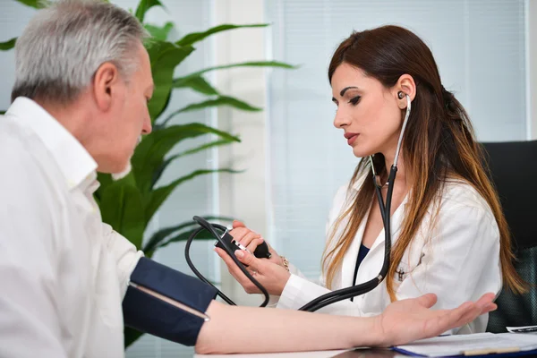 Doctor usando estetoscopio — Foto de Stock