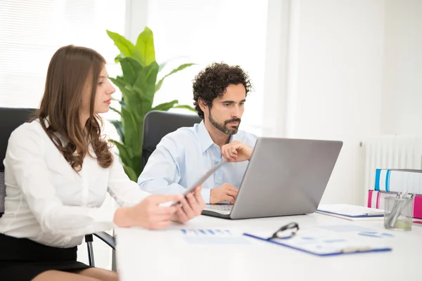 Uomini d'affari al lavoro — Foto Stock