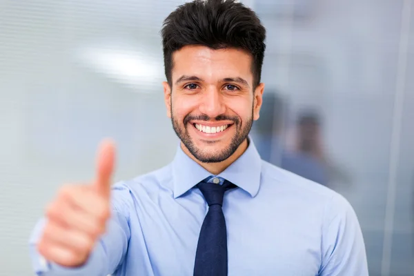 Sorridente uomo d'affari dando pollici in su — Foto Stock