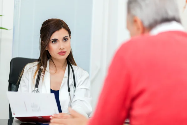 Lekarz rozmawia z pacjentem — Zdjęcie stockowe
