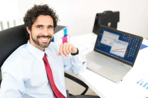 Hombre de negocios sonriente en el cargo — Foto de Stock