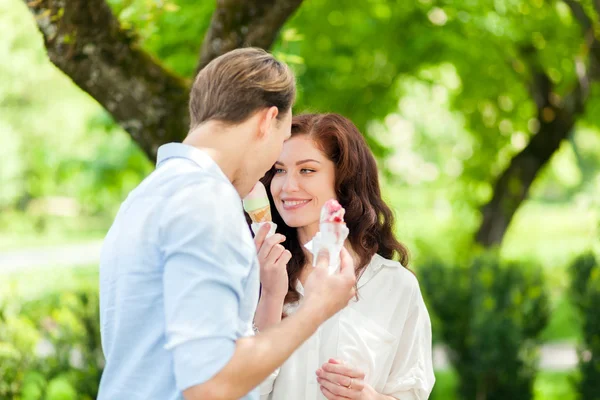 Casal comendo um sorvete — Fotografia de Stock