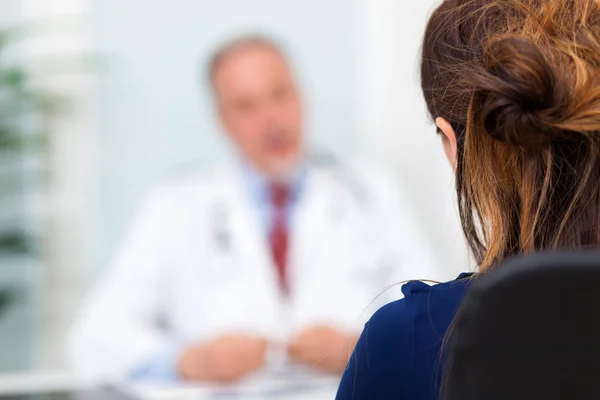 Dokter in gesprek met patiënt — Stockfoto