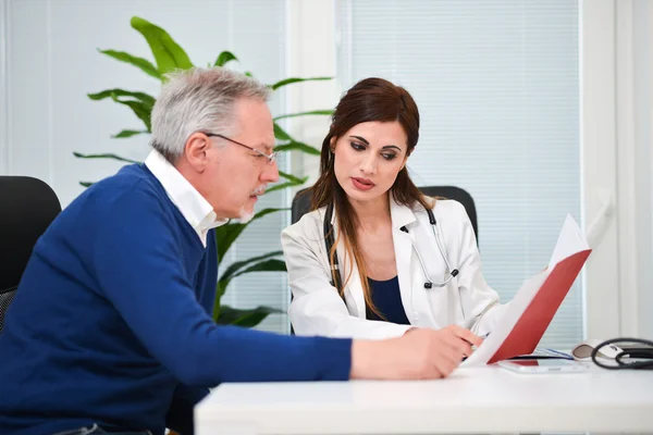 Doctor speaking to her patient — Stock Photo, Image