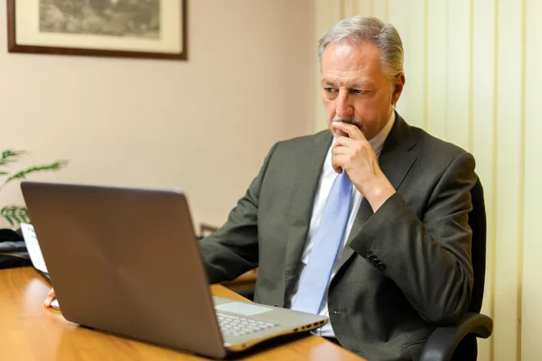 Senior üzletember, a laptop — Stock Fotó