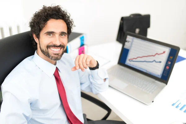 Hombre de negocios frente a su portátil — Foto de Stock