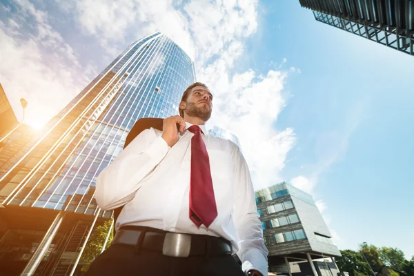 Επιχειρηματίας μπροστά από τον ουρανοξύστη — Φωτογραφία Αρχείου