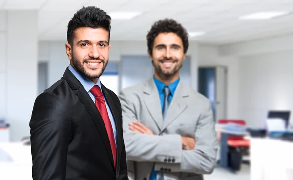 Hommes d'affaires dans leur bureau — Photo