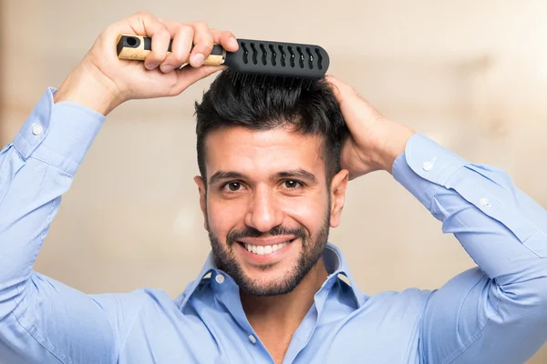 Hombre peinándose el pelo —  Fotos de Stock