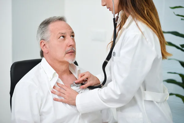 Arzt hört Herzschlag des Patienten — Stockfoto