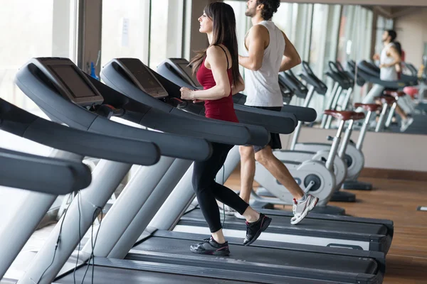 Gente corriendo en una cinta de correr — Foto de Stock