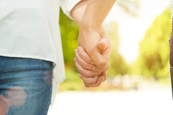 Pareja caminando en la ciudad — Foto de Stock