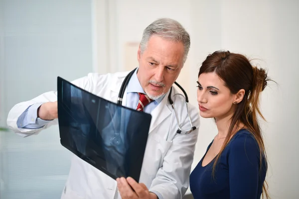 Doctor mostrando radiografía al paciente —  Fotos de Stock