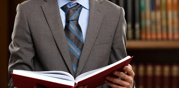 Advocaat lezen van een boek — Stockfoto