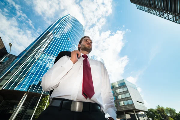 Businessman walking in financial district — Stock Photo, Image