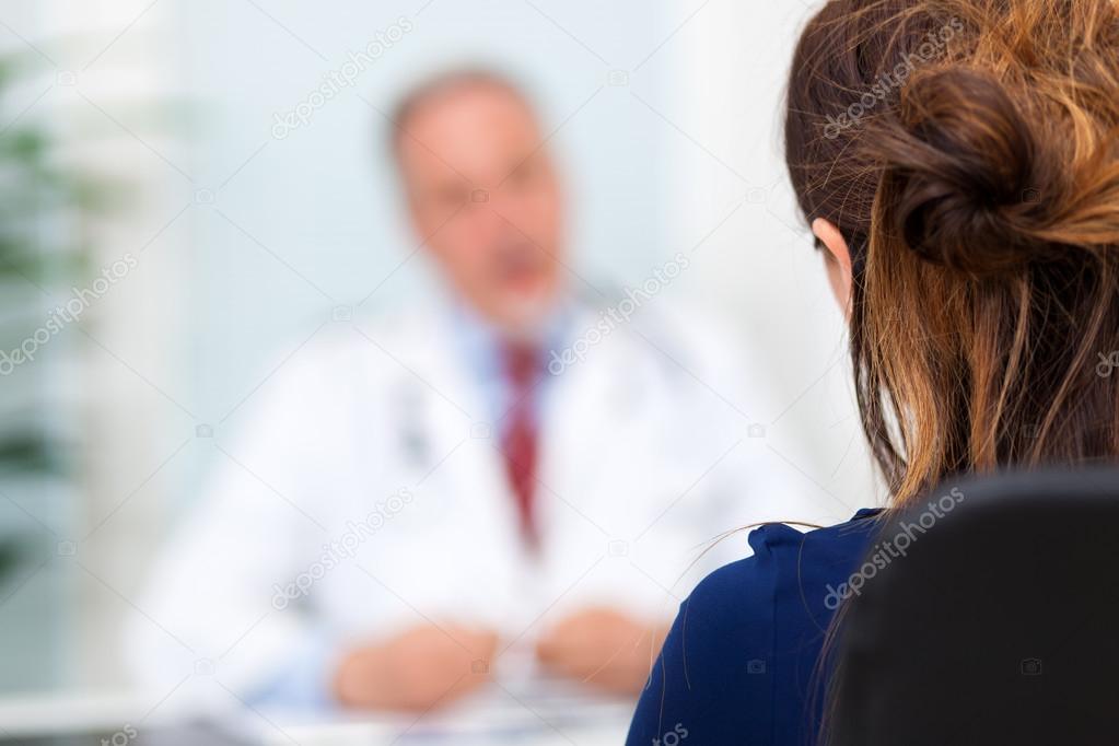 Доктор плачет. Фонендоскоп в руке. Врач взяться. Врач взяться. Врач в белом халате.