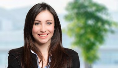 ofisinde genç iş kadını 