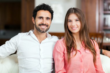 oturma odasında kanepede couple 