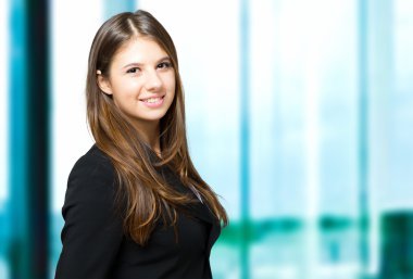 ofisinde genç iş kadını 