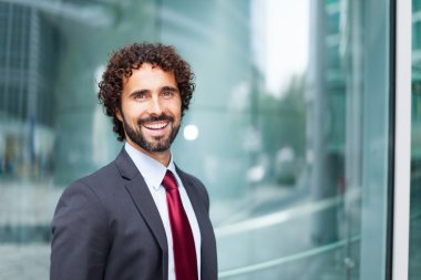 yakışıklı gülümseyen iş adamı