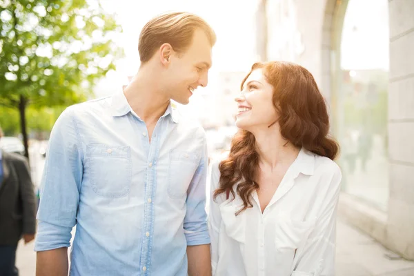 Young couple shopping — Stock Photo, Image