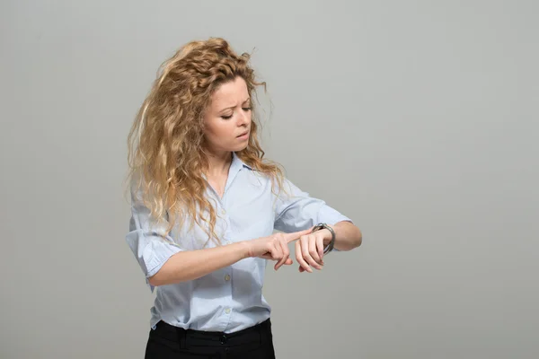 Mujer mirando su reloj —  Fotos de Stock