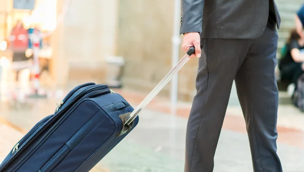 Reisender schiebt seinen Einkaufswagen — Stockfoto