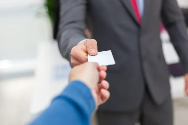 Бизнесмен, дающий карту клиенту — стоковое фото