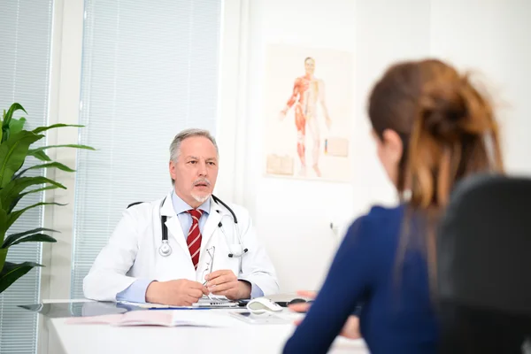 Doktor hastasını dinliyor. — Stok fotoğraf