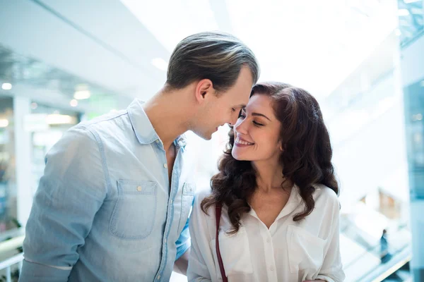 Couple walking in shopping mall — Stock Photo, Image