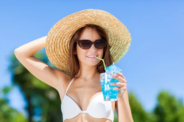 Donna che tiene cocktail vicino alla piscina — Foto Stock