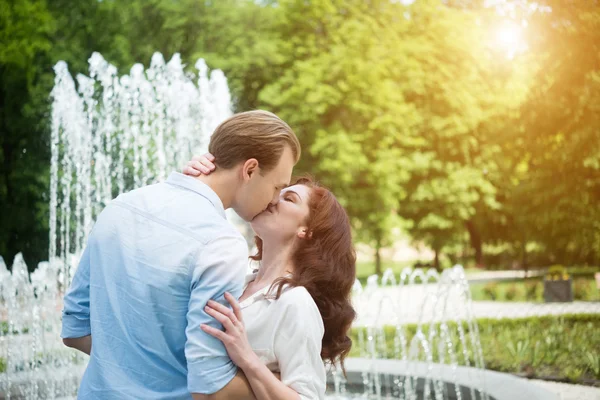 Casal beijando ao ar livre — Fotografia de Stock