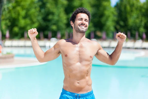 Knappe, sexy man in de buurt van zwembad — Stockfoto
