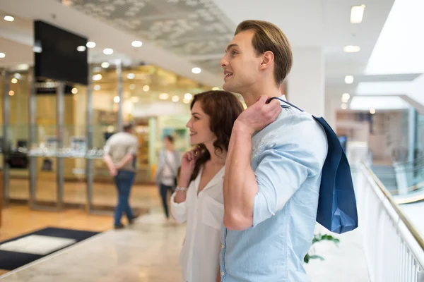 Ζευγάρι περπατά μέσα στο εμπορικό κέντρο — Φωτογραφία Αρχείου